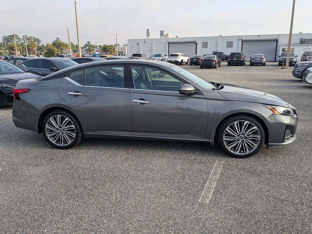 Used 2025  Nissan 2.5 SL image 3
