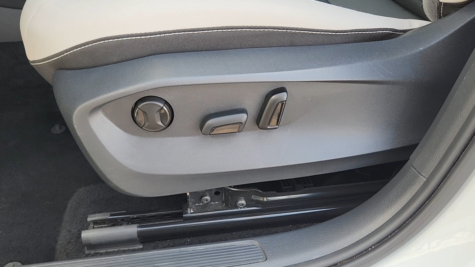 Used 2026 Pure White Volkswagen SE image 9