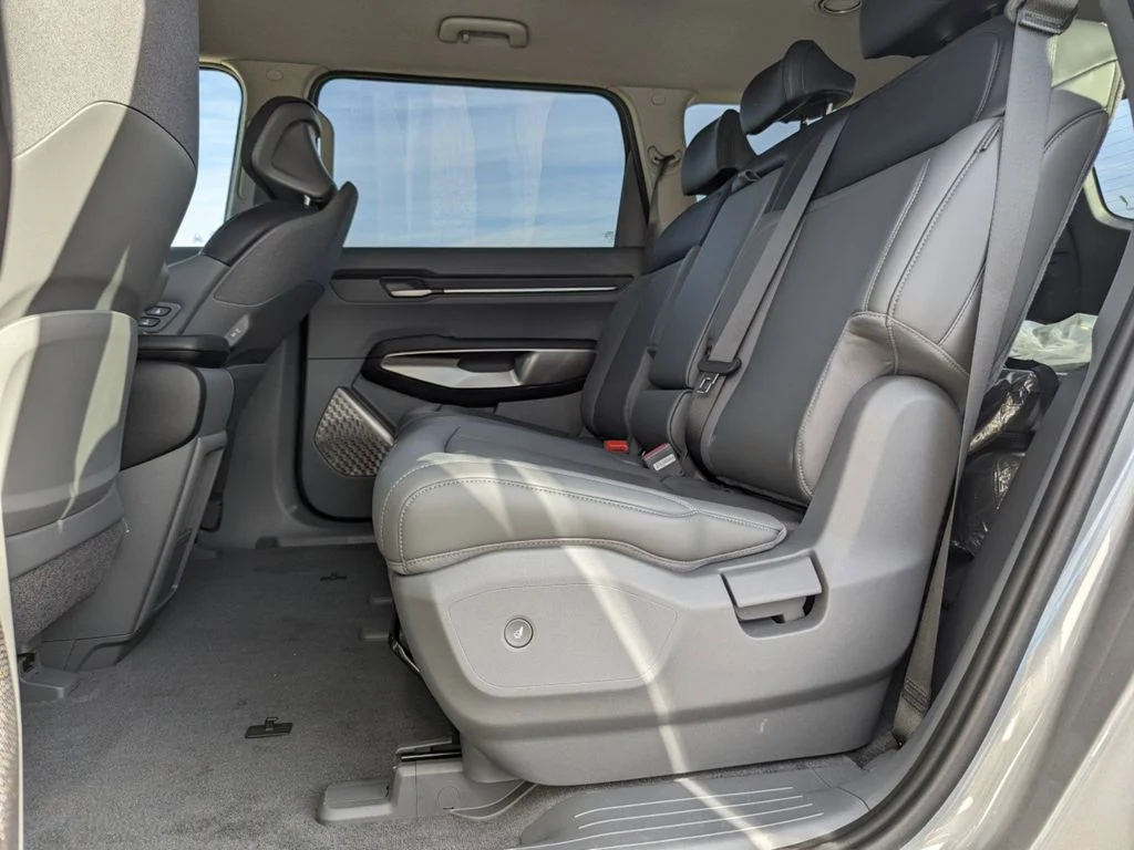 New 2024 Pebble Gray Kia Light RWD image 28