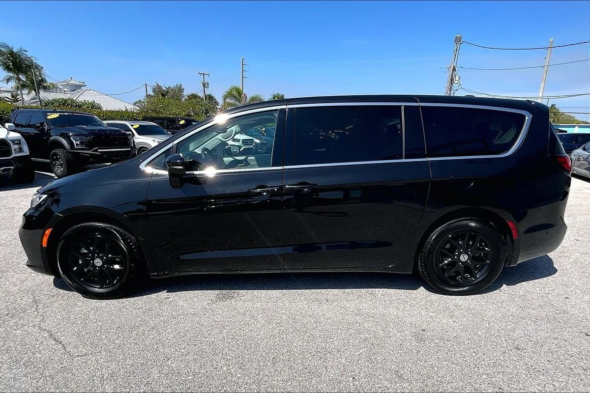 Used 2023 Black Chrysler Touring L image 31