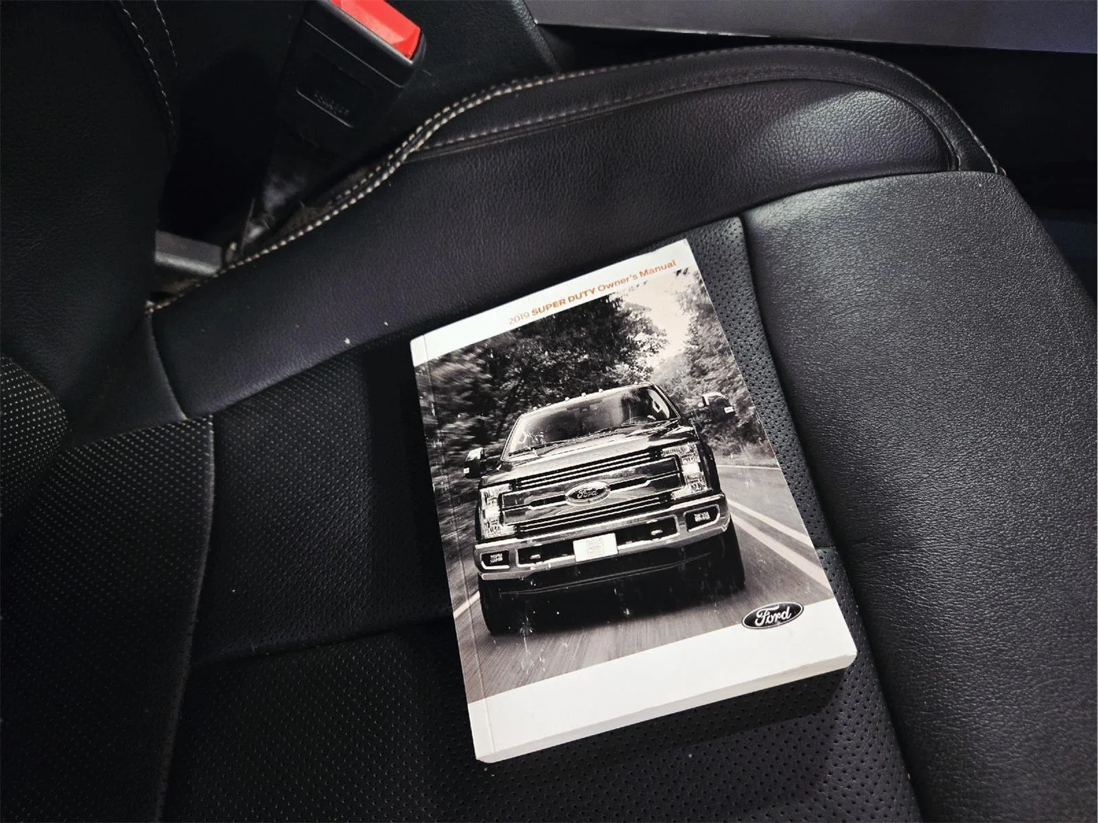 Used 2022 Iconic Silver/Carbonized Gray Ford Lariat image 57