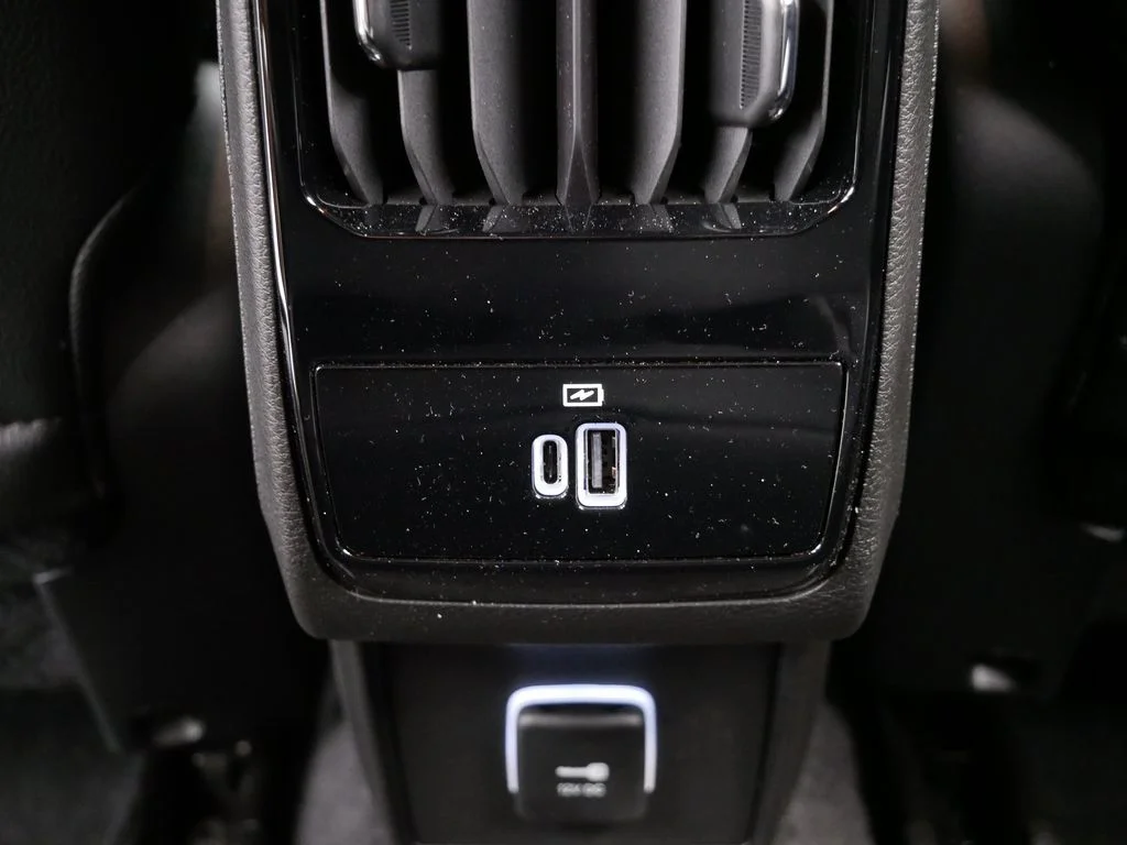 New 2026 Diamond Black Crystal Pearlcoat Jeep Latitude image 16