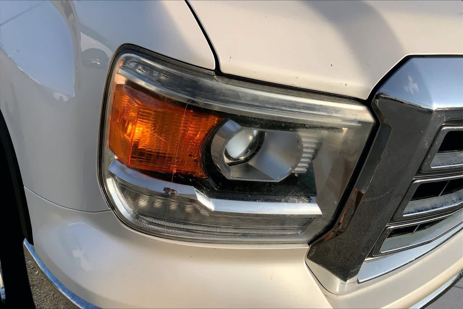 Used 2015 White Diamond Tricoat GMC SLT image 26