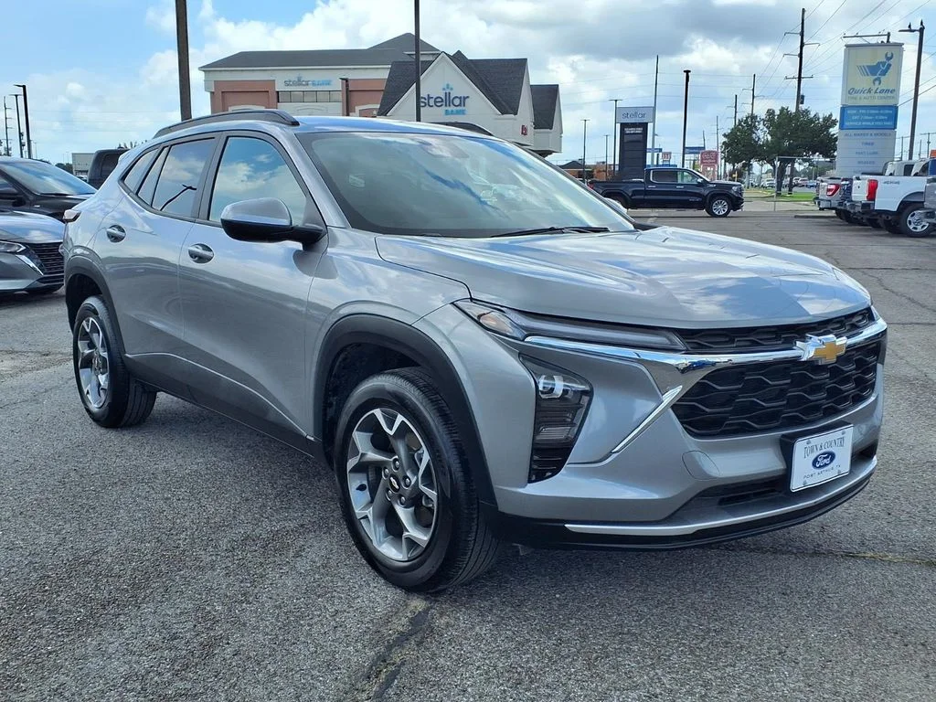 Used 2025 Gray Chevrolet LT image 3