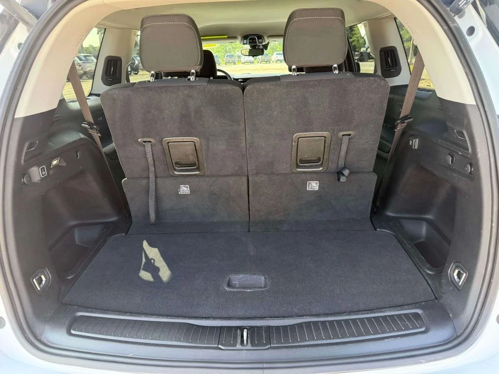 Used 2023 White Jeep Laredo image 11
