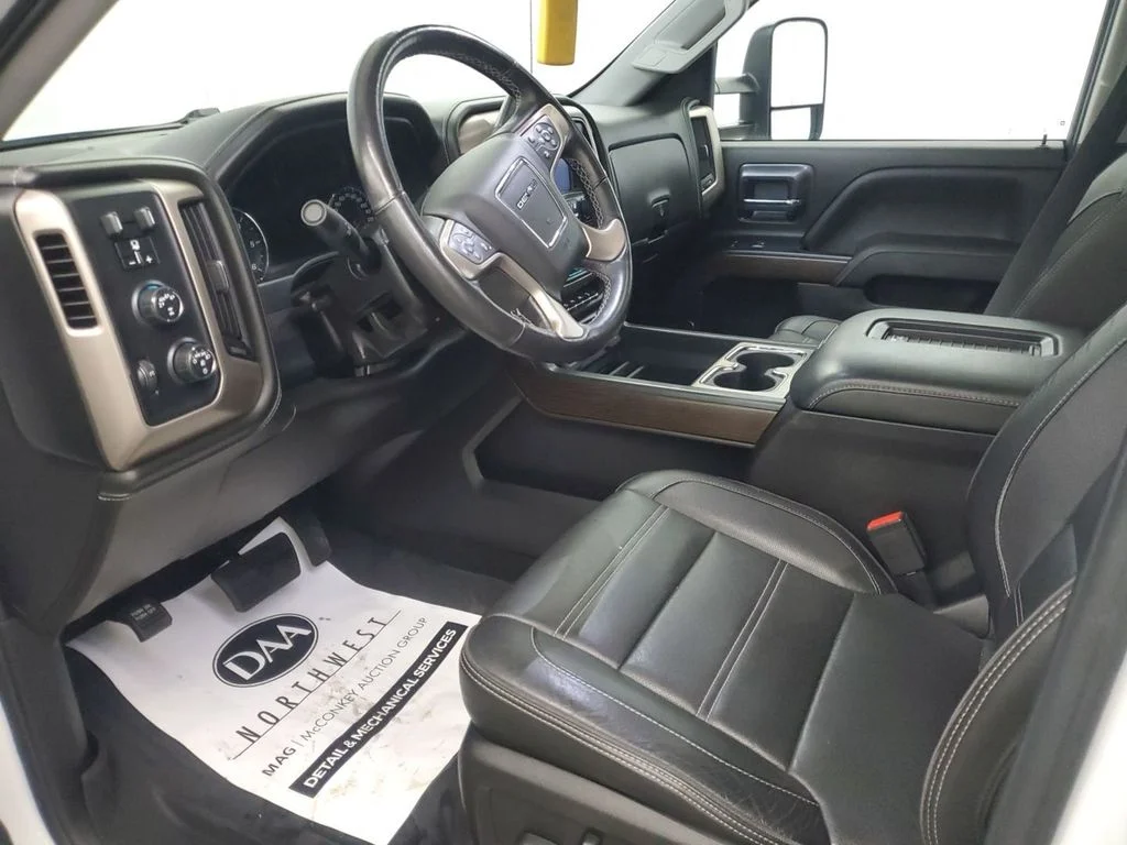 Used 2018 White Frost Tricoat GMC Denali image 7