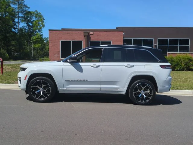 Used 2022 White Jeep Summit Reserve image 10