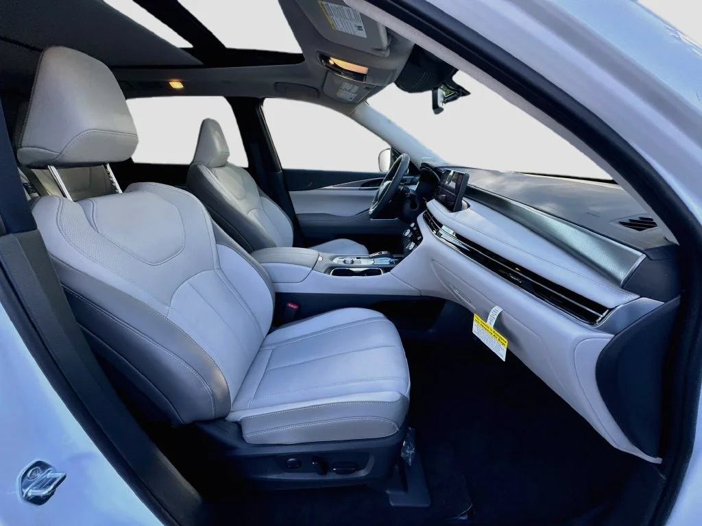 New 2027 White INFINITI LUXE image 31
