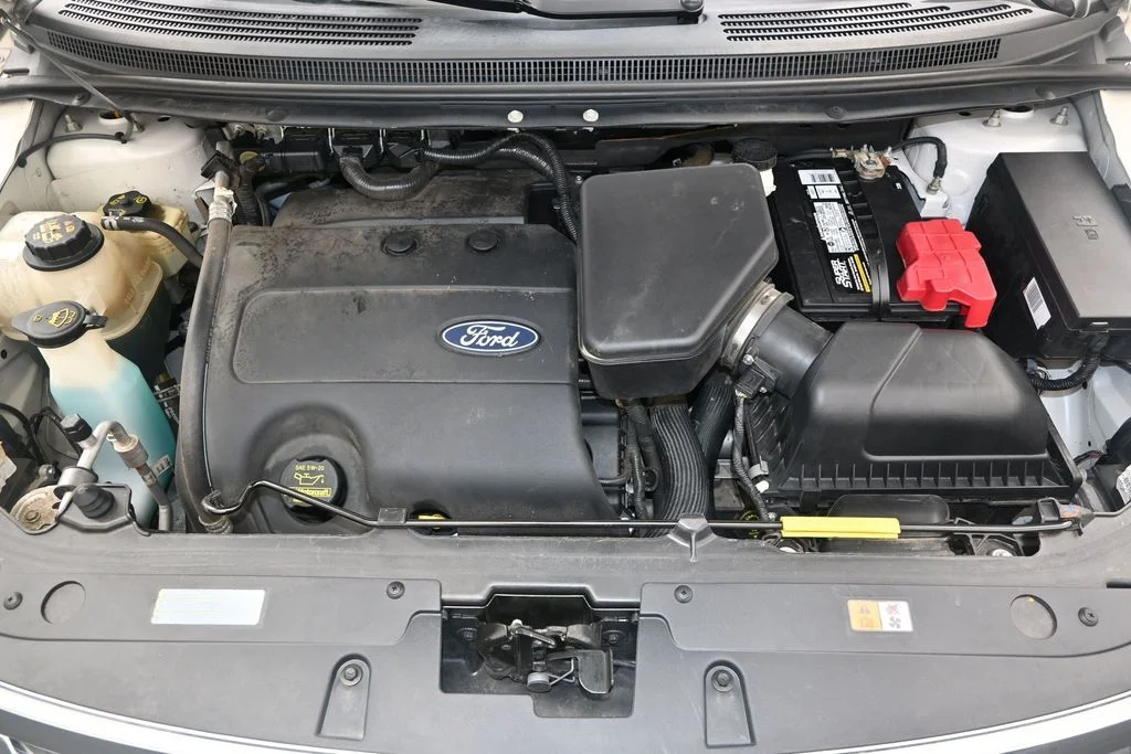 Used 2011 White Platinum Clearcoat Metallic Ford Limited image 22