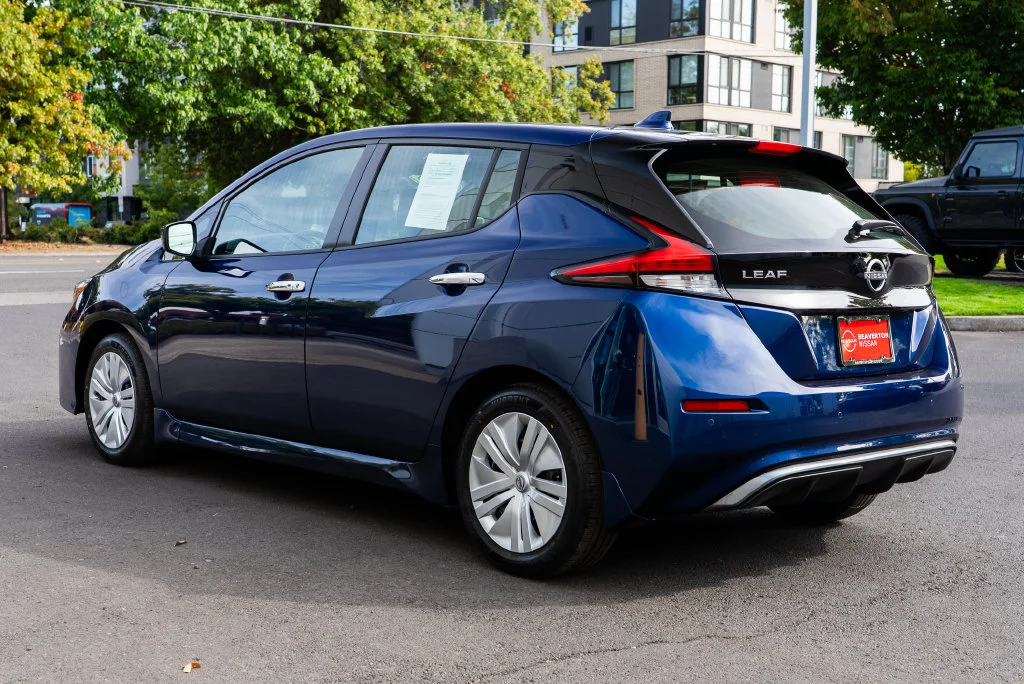 Used 2025 Blue Nissan S image 4