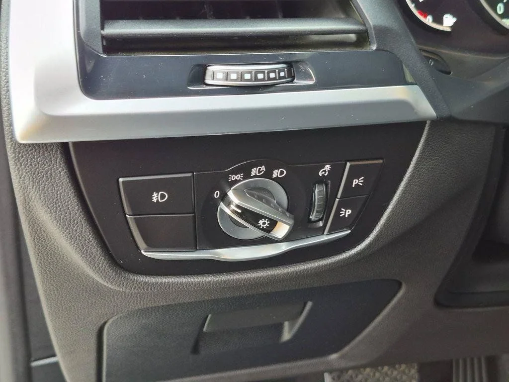 Used 2020 Silver BMW xDrive30i image 16