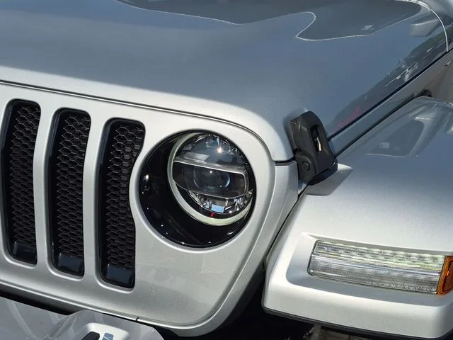 Used 2022 Silver Jeep Unlimited Sahara High Altitude image 9