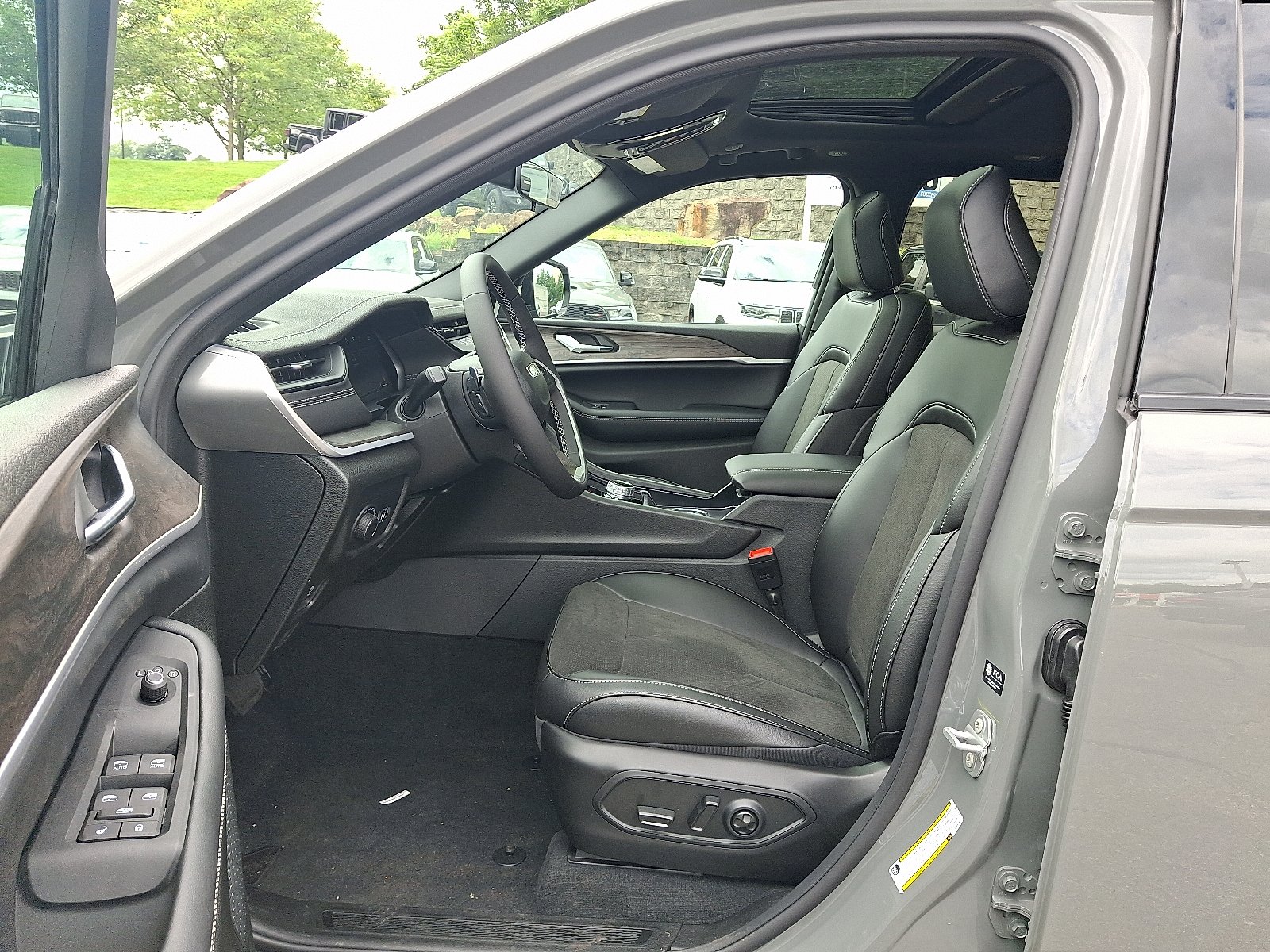 New 2027 Sting-Gray Clear-Coat Paint Jeep Laredo Altitude 4x4 image 9