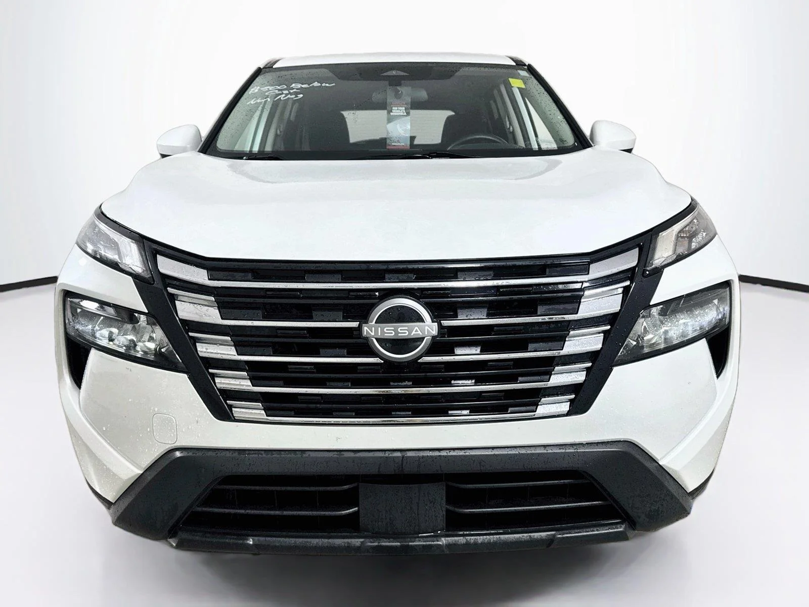 Used 2024 Everest White Pearl Nissan SV image 4