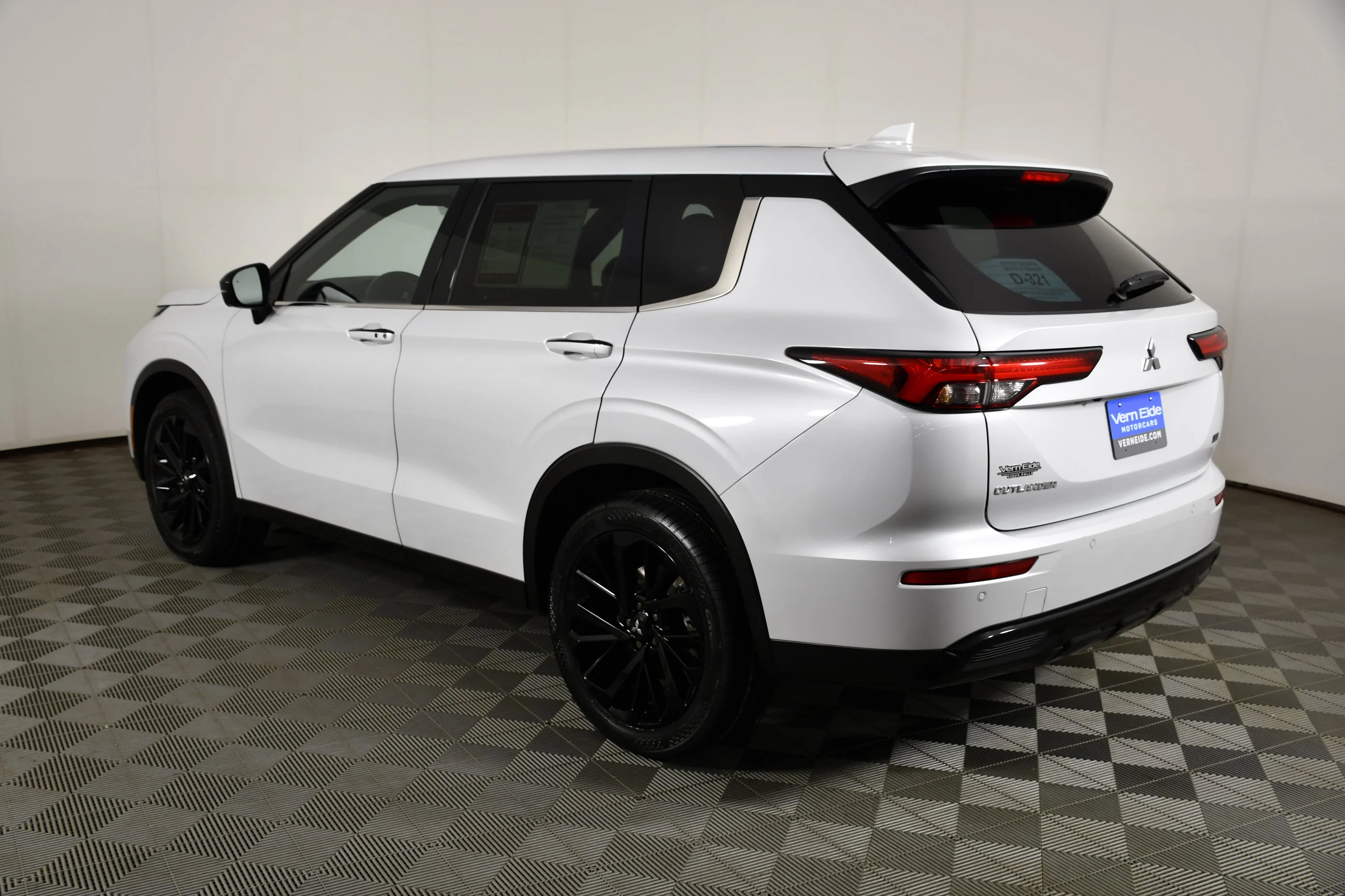 Certified Used 2024 White Diamond Mitsubishi SE Black Edition w/Pano Roof image 8