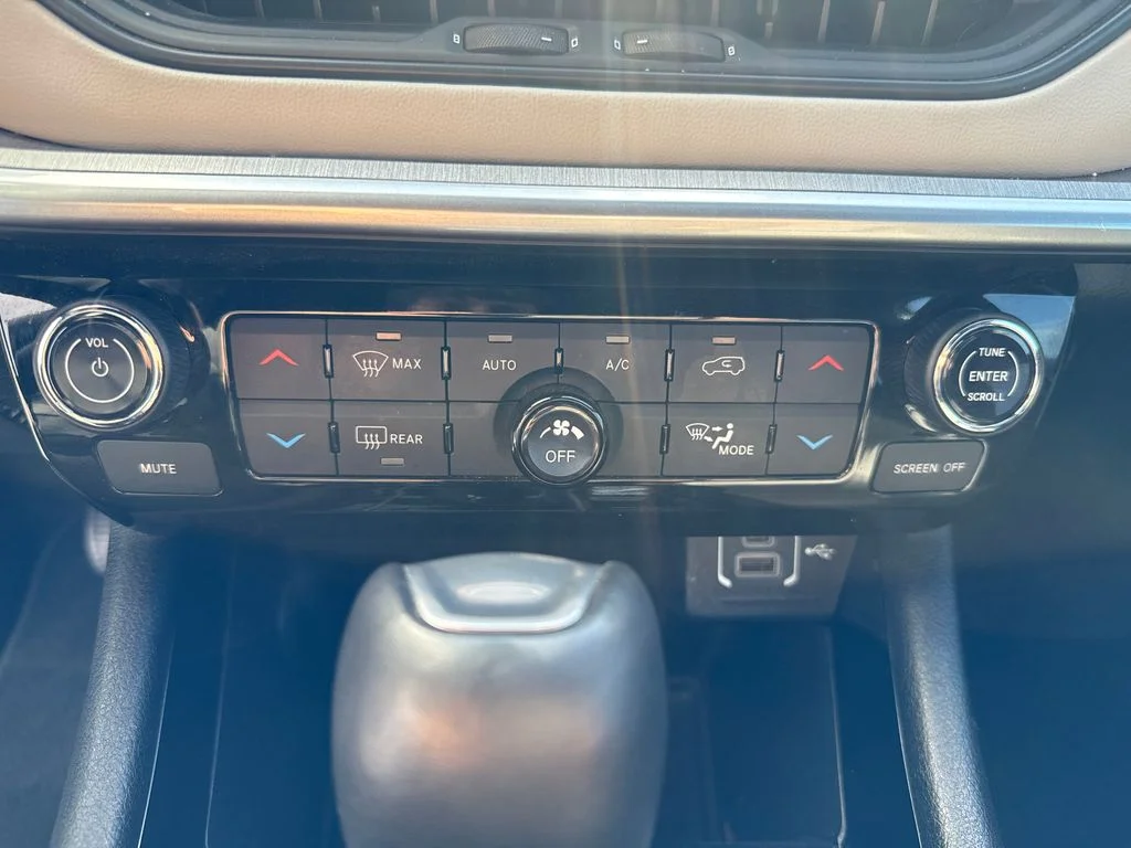 Used 2025 White Jeep Limited image 18