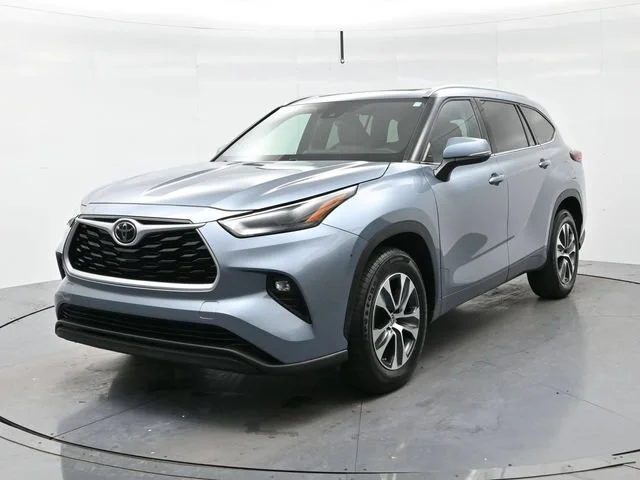 Used 2022 Moon Dust Toyota XLE image 3