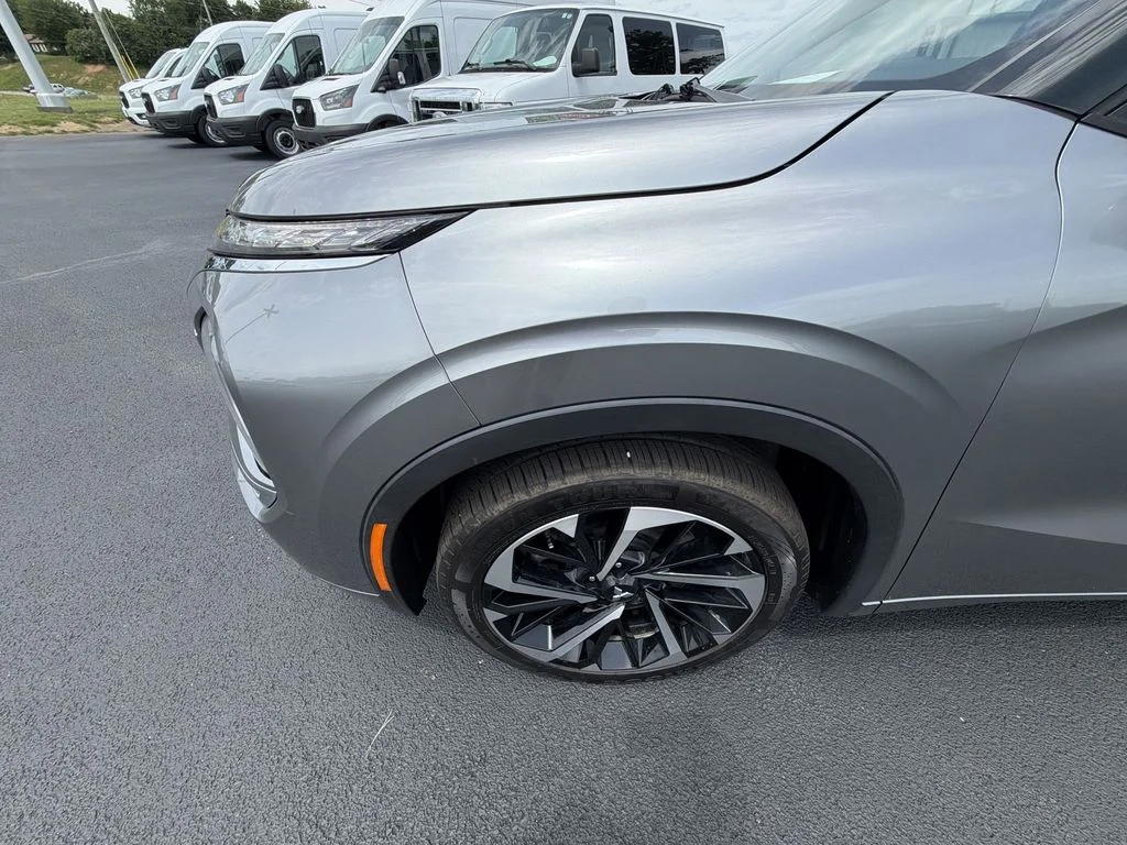Used 2022 Gray Mitsubishi SEL image 16