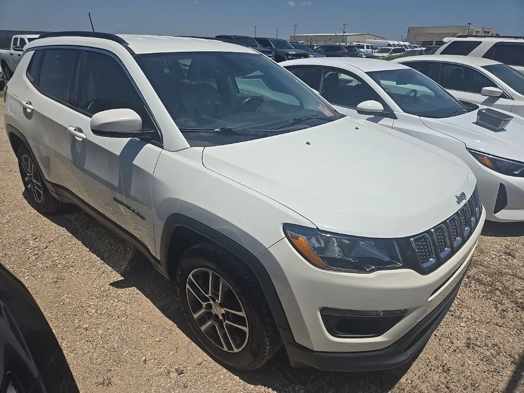 Used 2017 White Jeep Latitude image 4