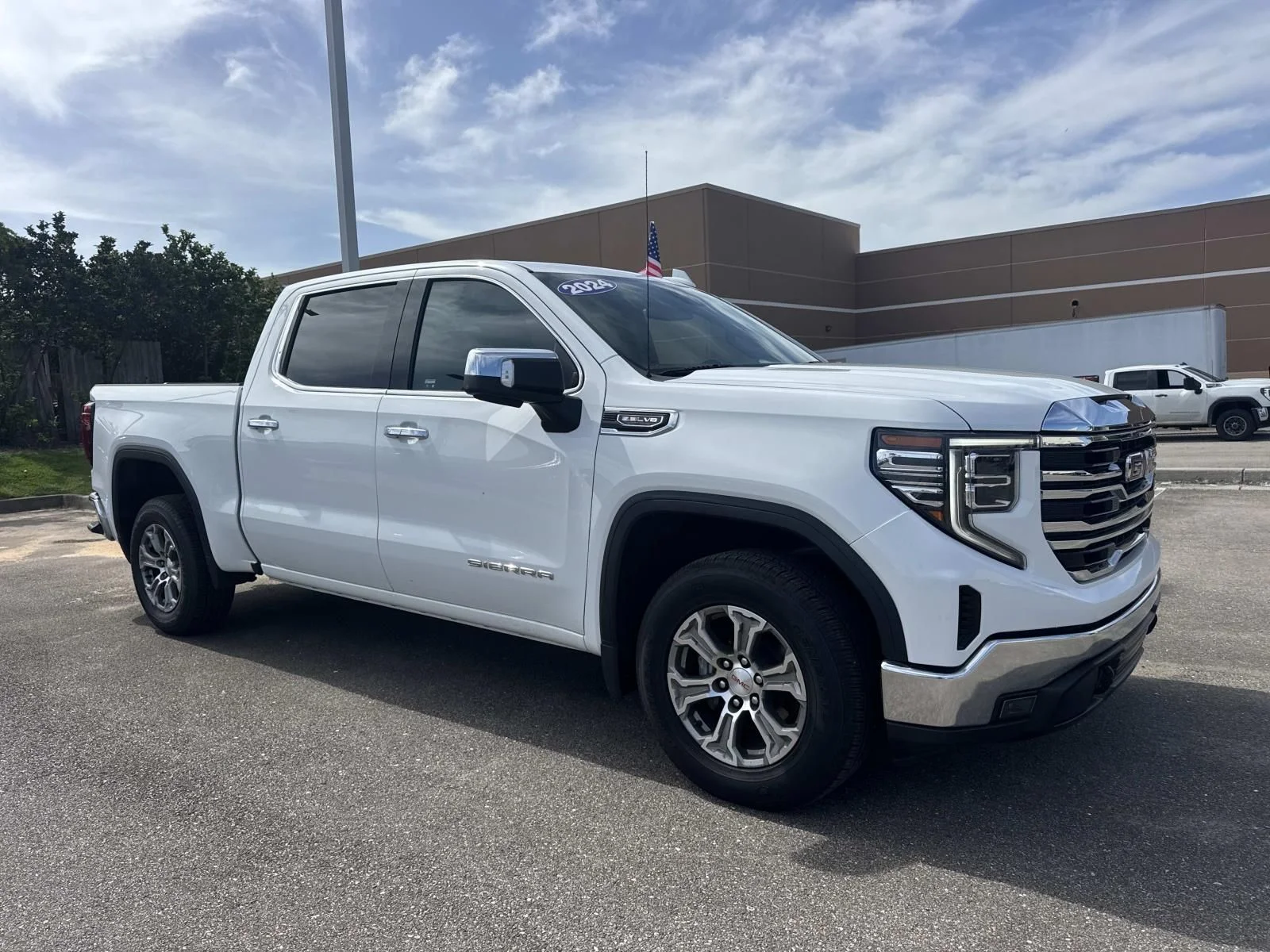 Used 2024 White GMC SLT image 3