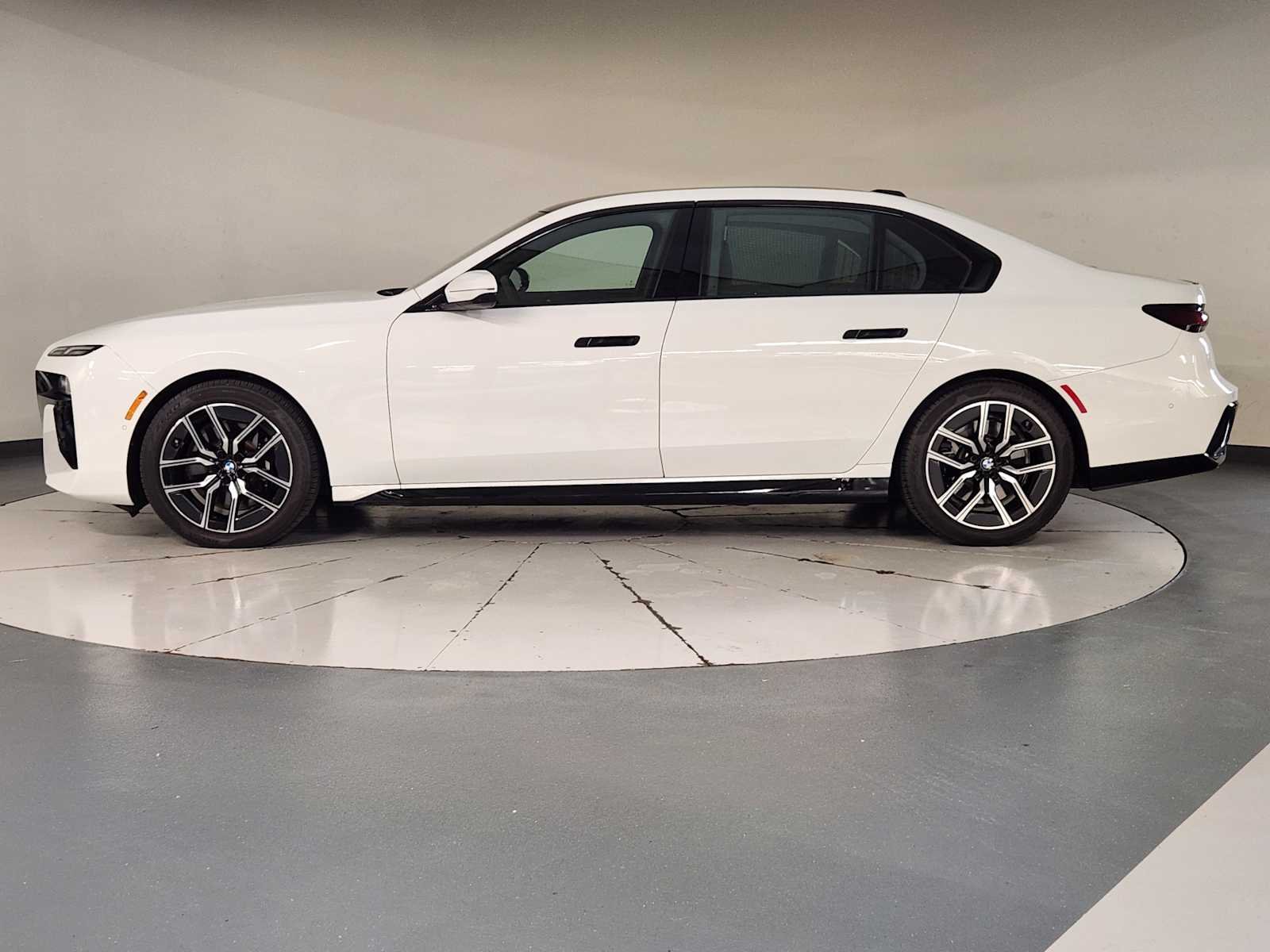 Used 2026 Alpine White BMW 740i image 5