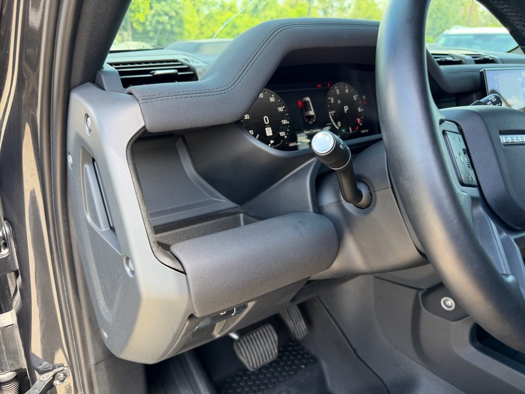 Used 2023  Land Rover X-Dynamic SE image 24