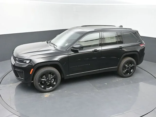 New 2026 Diamond Black Crystal Pearlcoat Jeep Limited image 32