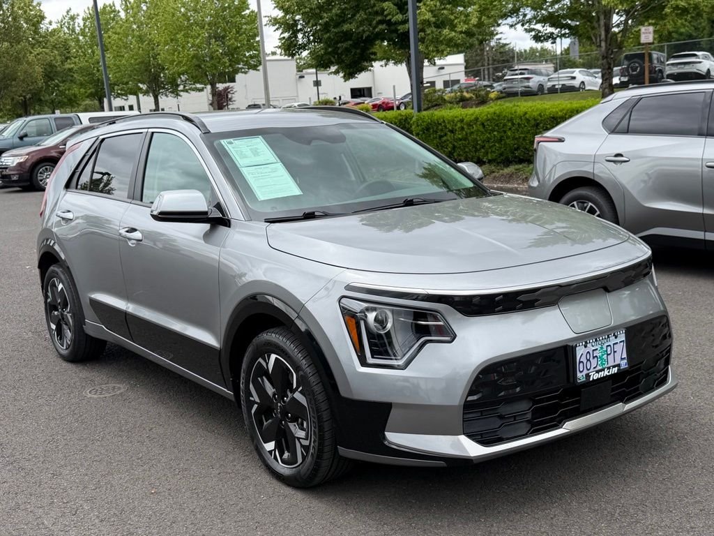 Used 2023 Steel Gray Kia Wind image 2