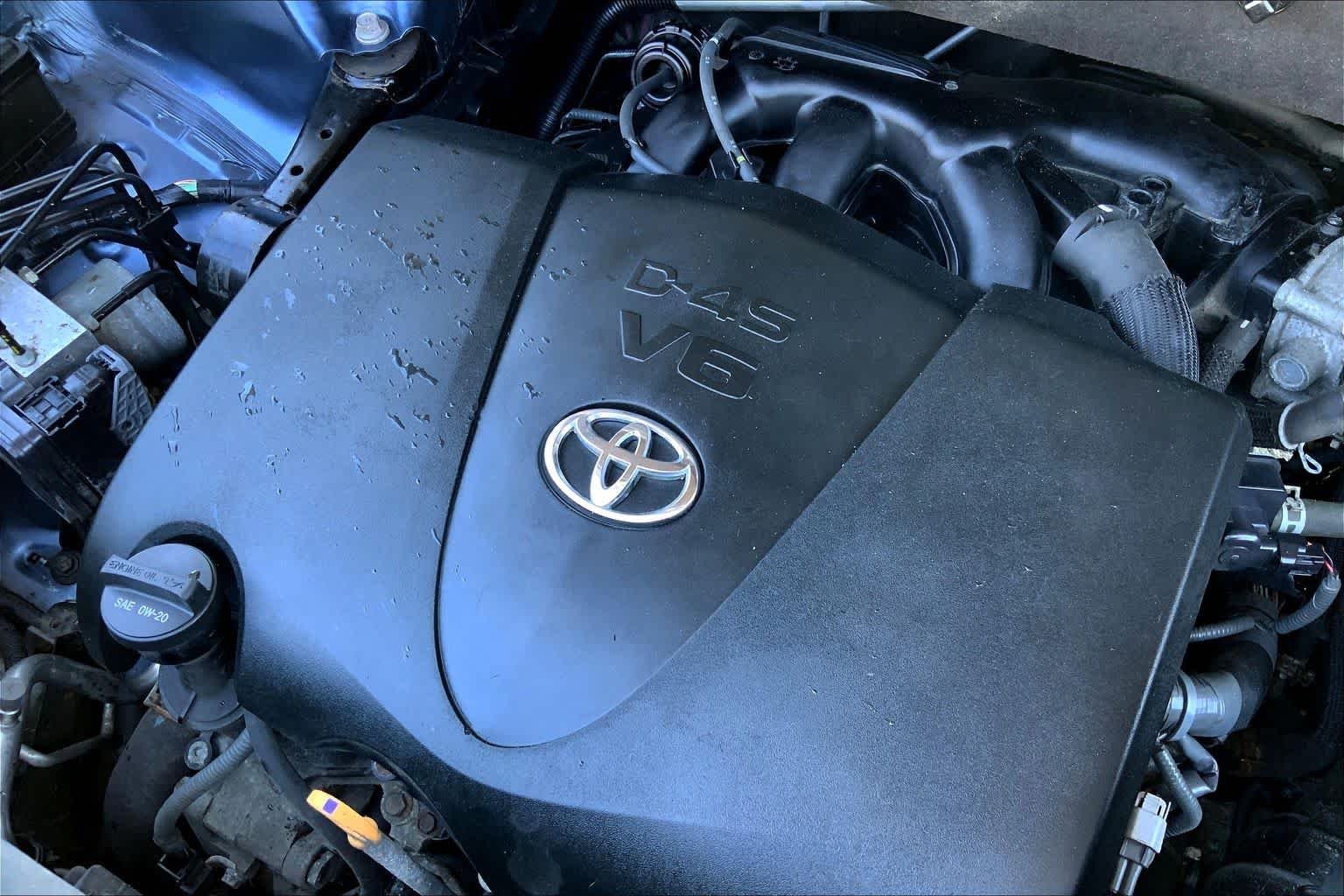 Used 2017 Shoreline Blue Pearl Toyota XLE image 33