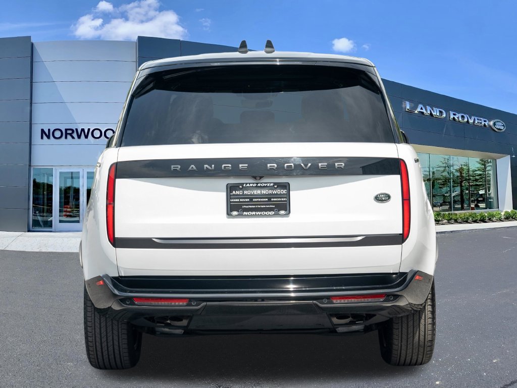 Used 2023 White Land Rover SE image 6
