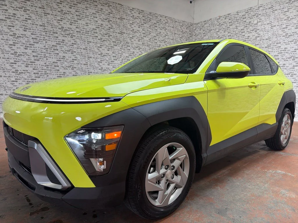 Used 2025 Neoteric Yellow Hyundai SE image 3