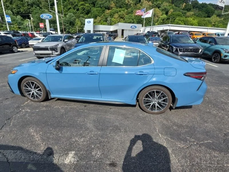 Used 2024  Toyota SE image 4