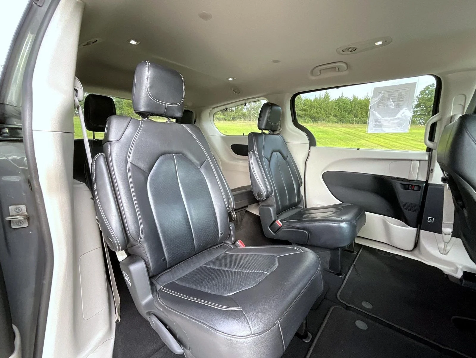 Used 2022 White Chrysler Touring L image 22