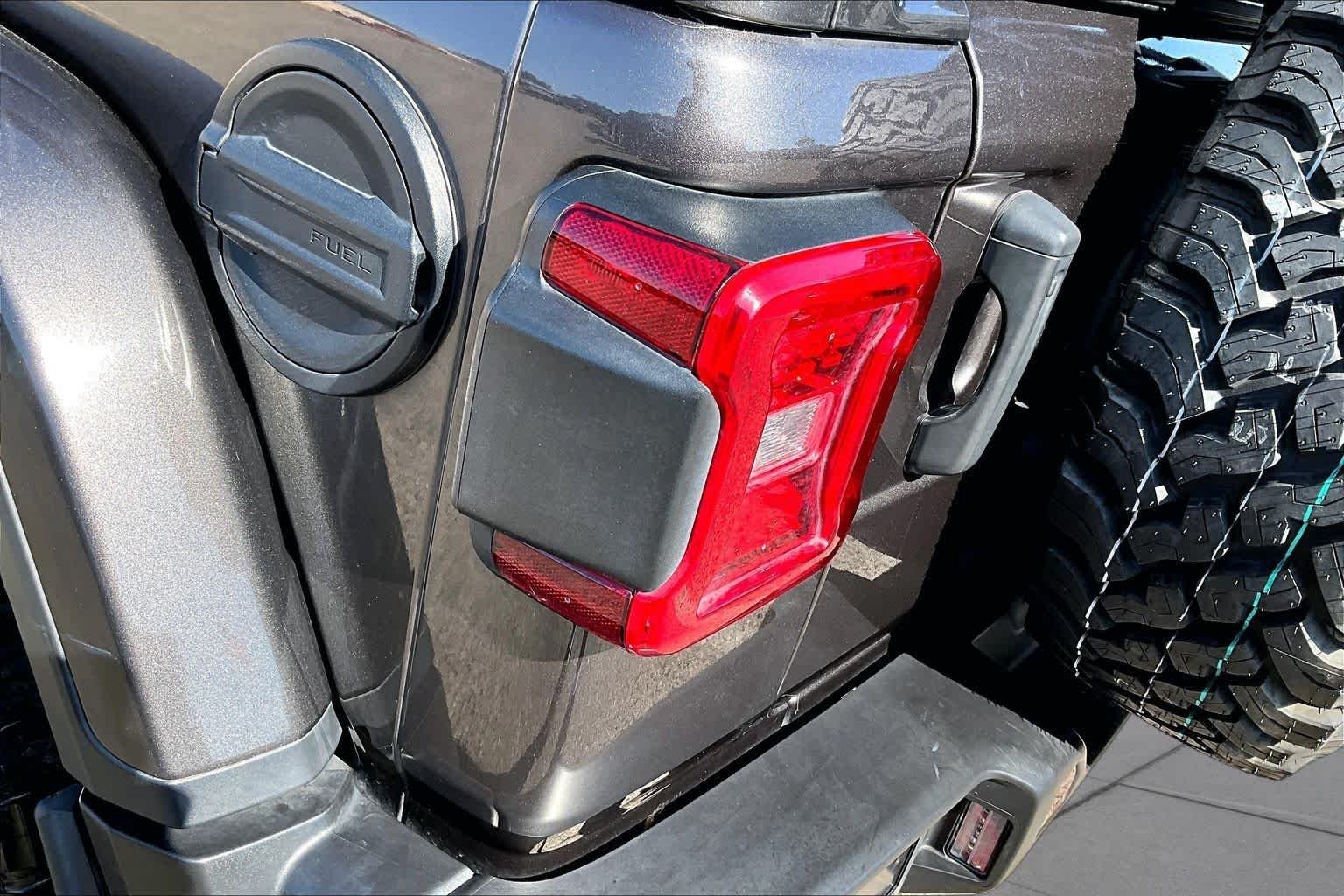 Used 2021 Granite Crystal Clearcoat Metallic Jeep Unlimited Rubicon image 28