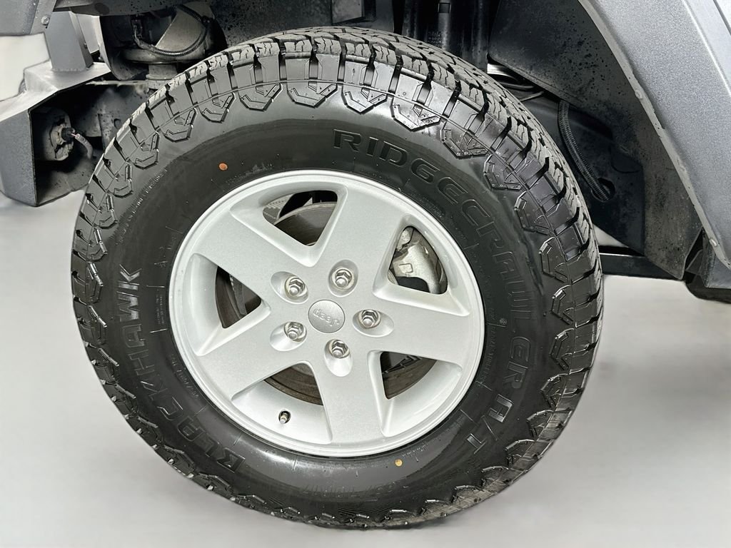Used 2017 Billet Silver Metallic Clearcoat Jeep Unlimited Sport S image 28