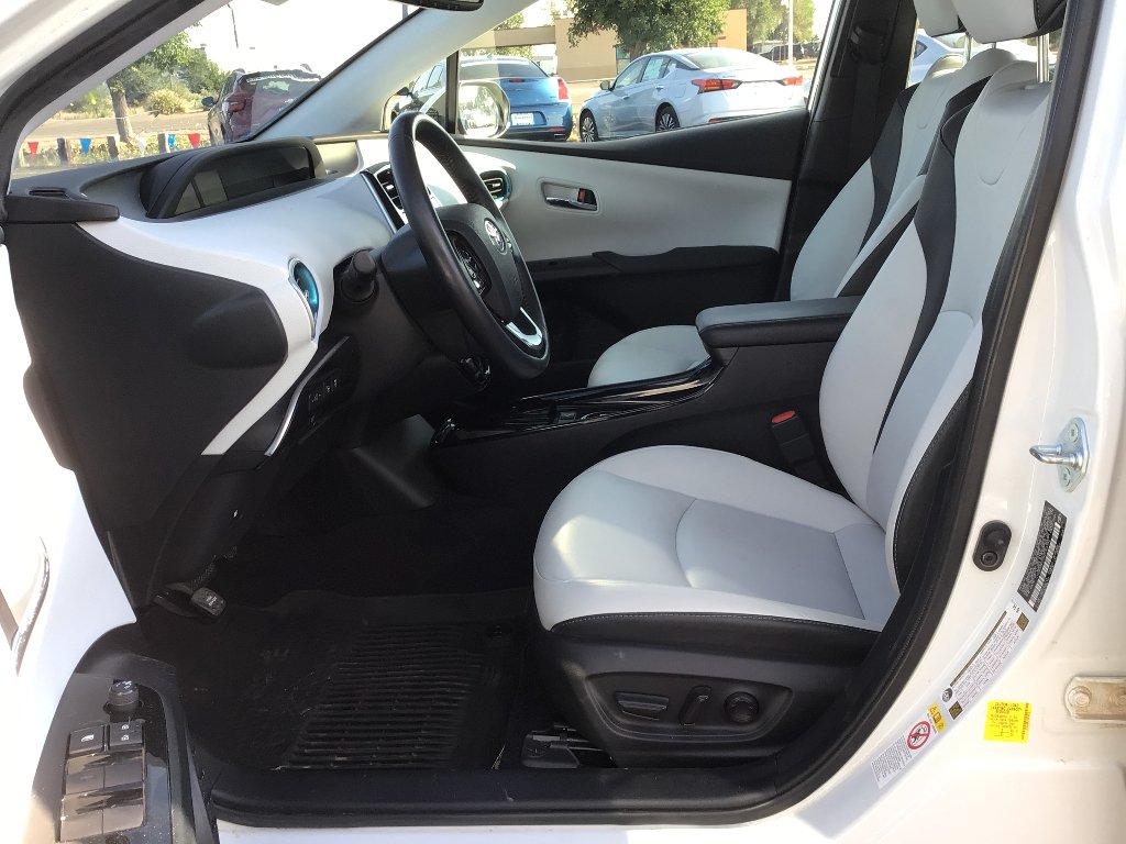 Used 2022 White Toyota L Eco image 11