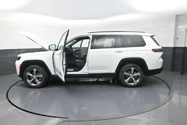 New 2026 Bright White Clear-Coat Exterior Paint Jeep Limited image 35