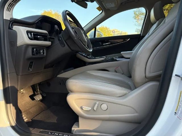 Used 2023 White Lincoln Reserve image 12