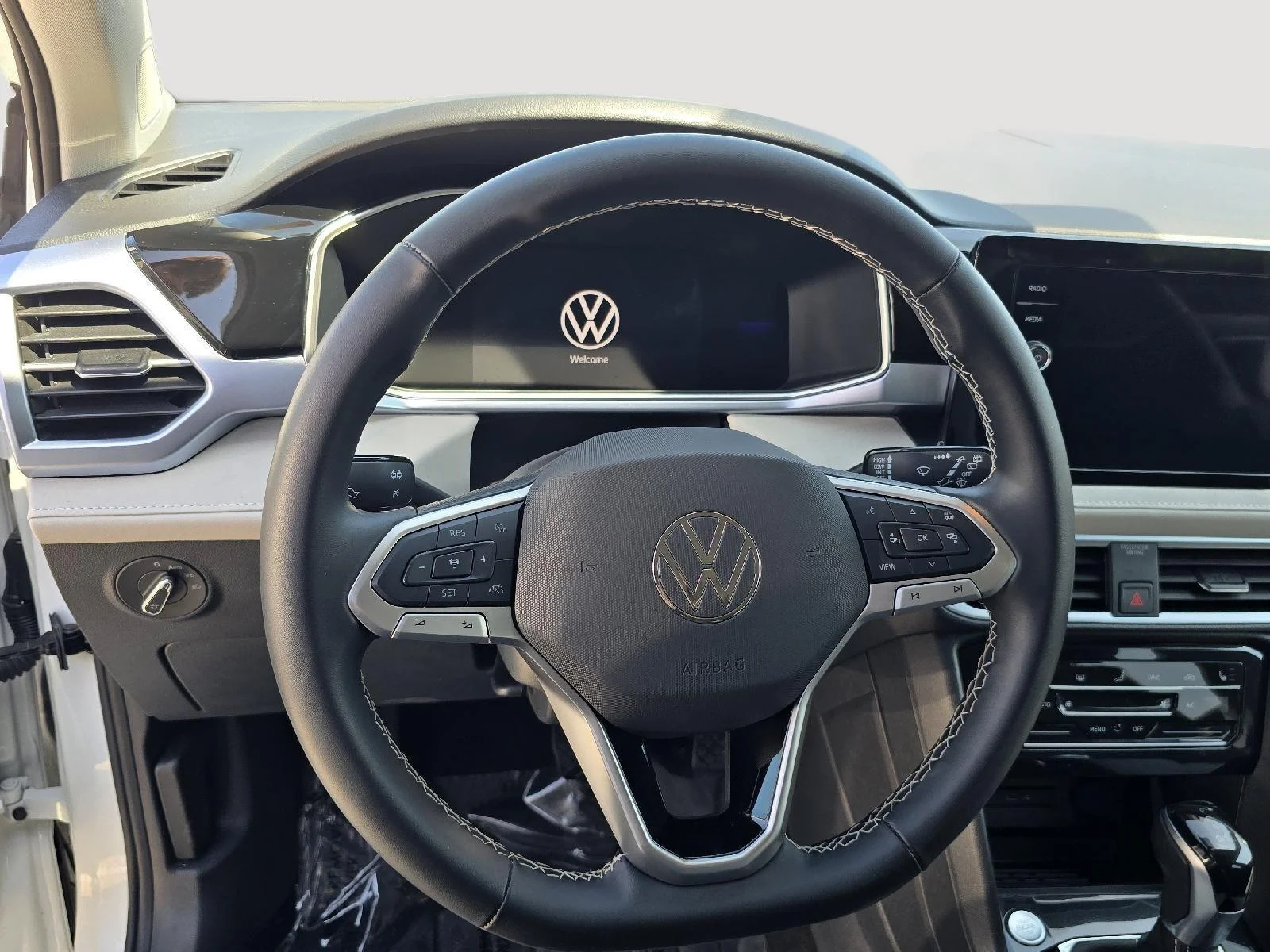 Certified Used 2025 WHITE Volkswagen SE image 19