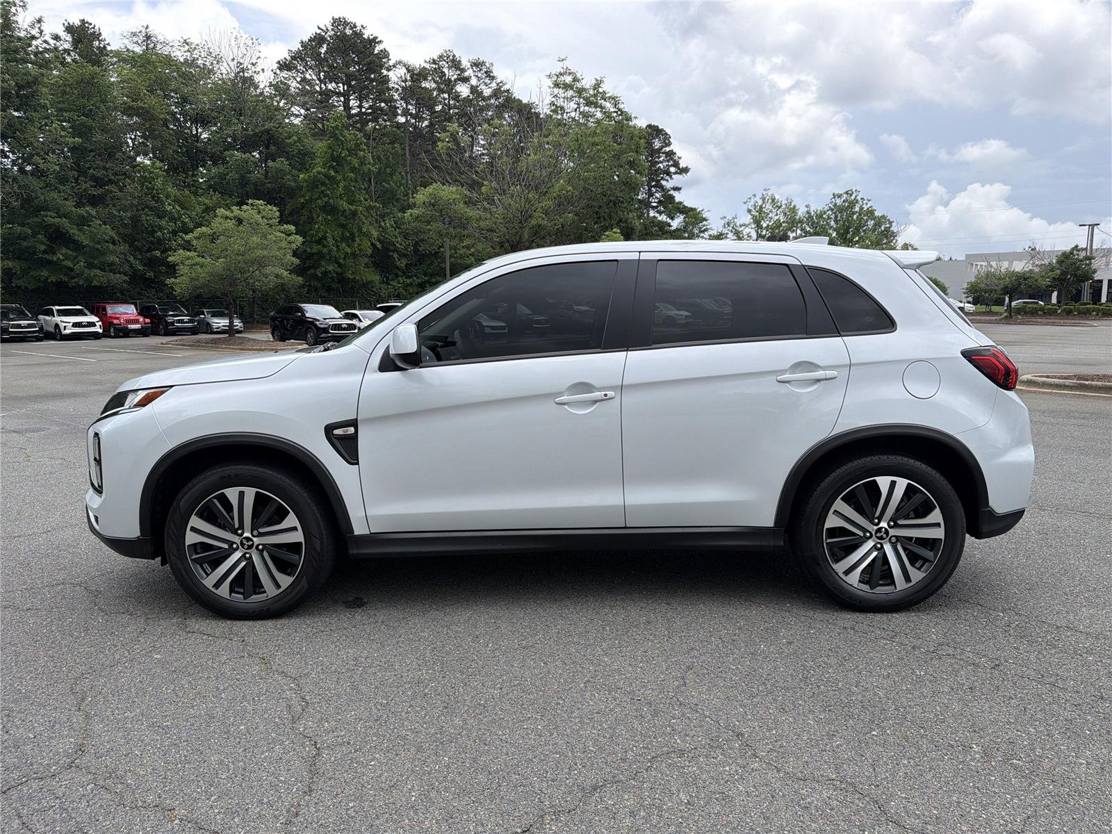 Used 2023 White Diamond Mitsubishi ES image 23
