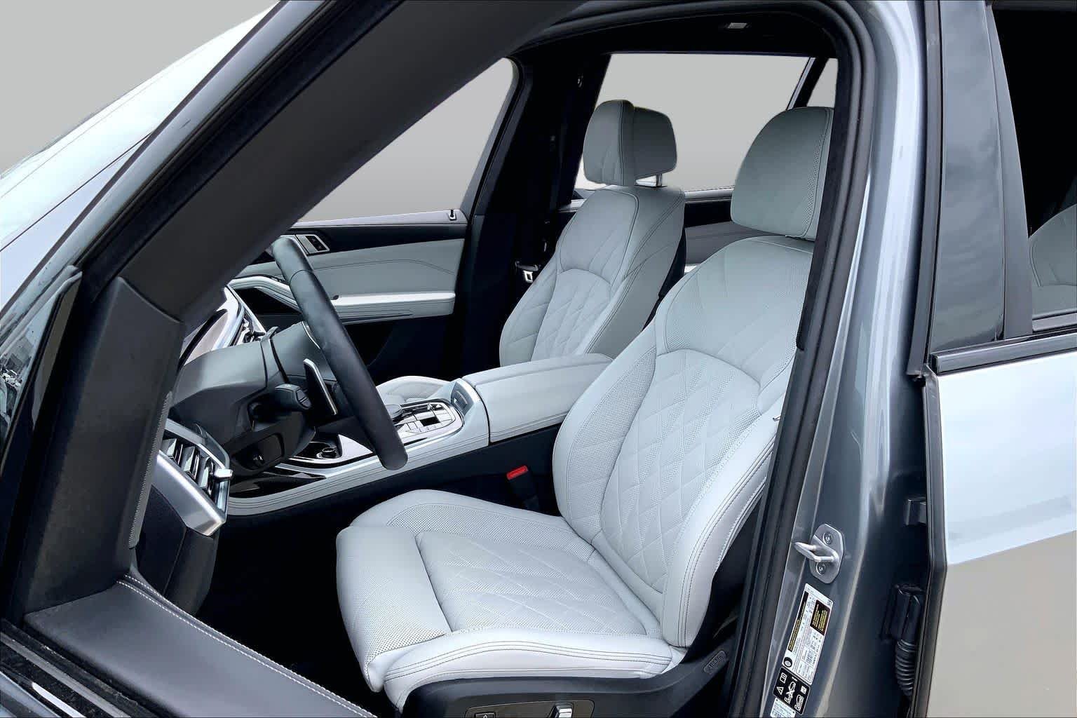 Used 2025 Skyscraper Grey Metallic BMW xDrive40i image 7