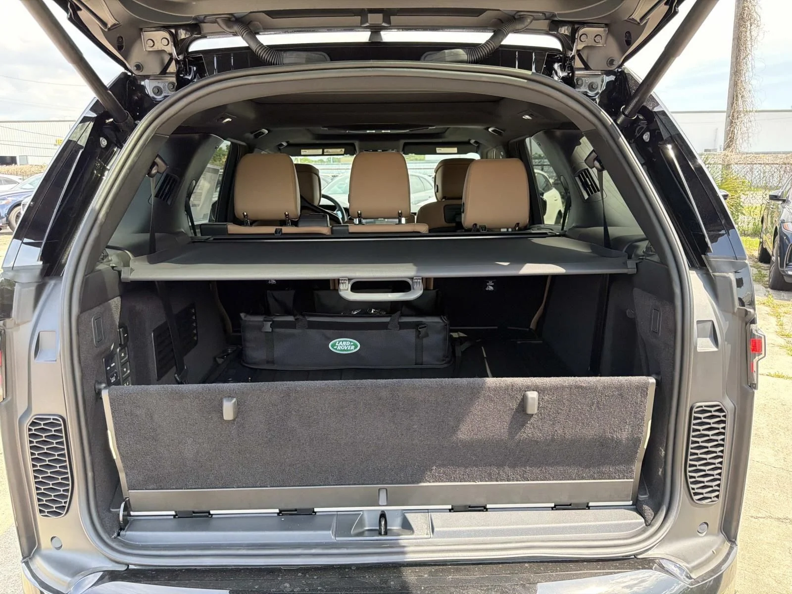 New 2026 Santorini Black Land Rover Dynamic SE image 7