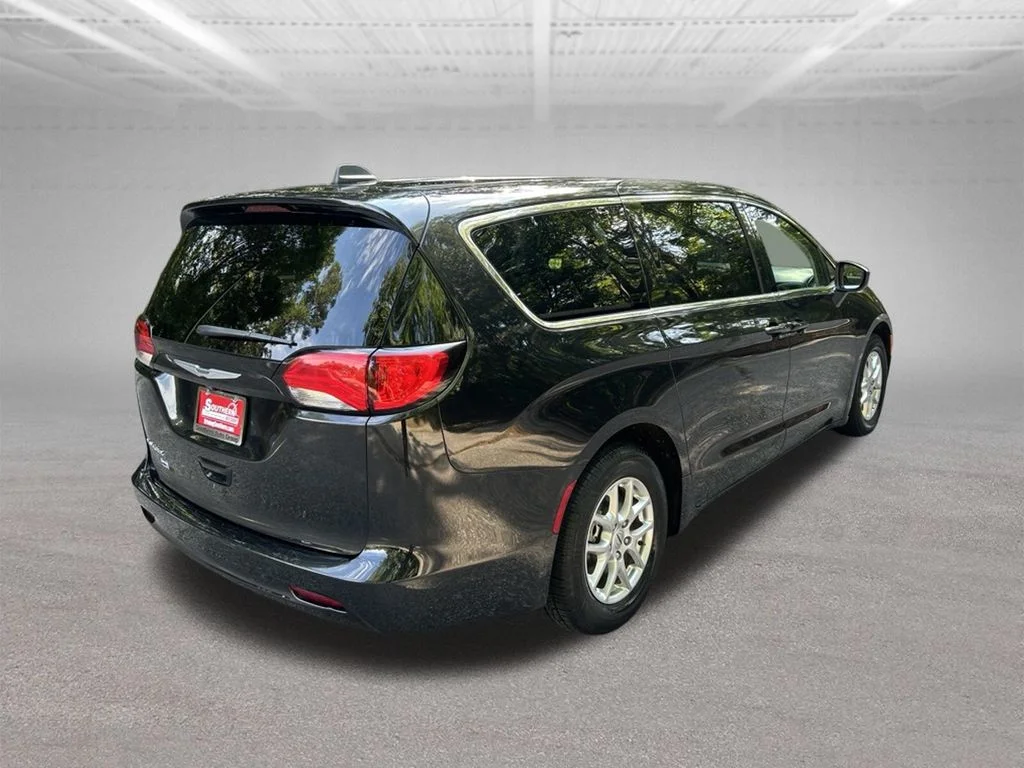 Used 2022 Black Chrysler LX image 5