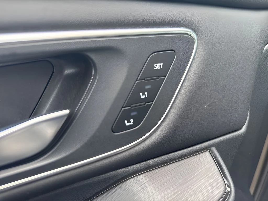 Used 2025 Gold Nissan Platinum image 15