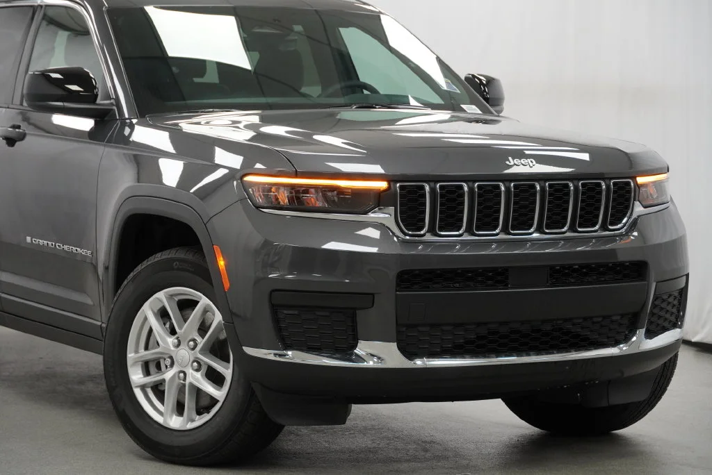 New 2026 Baltic Gray Metallic Clear-Coat Exterior Paint Jeep Laredo X image 6