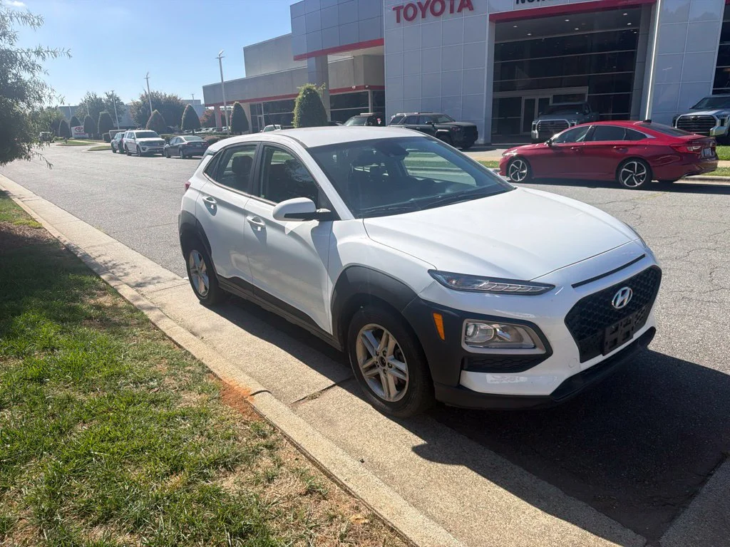 Used 2021 White Hyundai SE image 3
