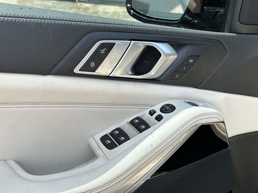 Used 2020 Black Sapphire Metallic BMW xDrive40i image 13
