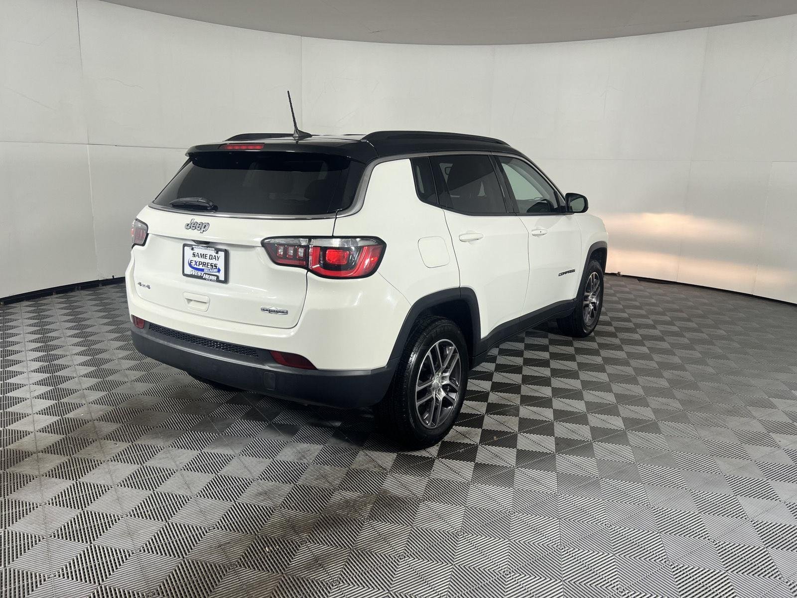 Used 2020 White Clearcoat Jeep Latitude image 9