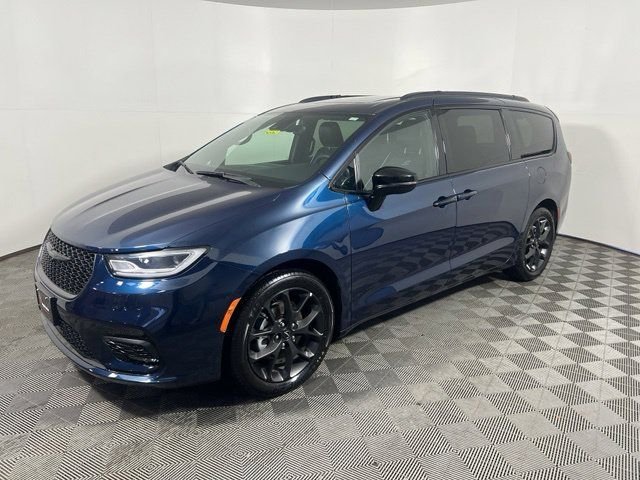 Certified 2025 Chrysler Pacifica Limited with VIN 2C4RC1GGXSR515149 for sale in Shakopee, Minnesota