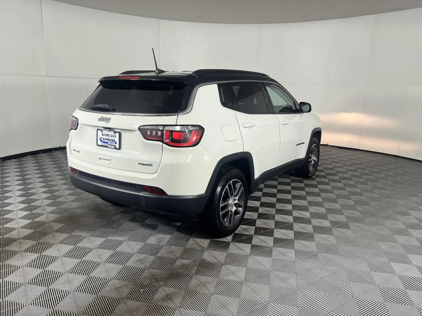 Used 2020 White Clearcoat Jeep Latitude image 9